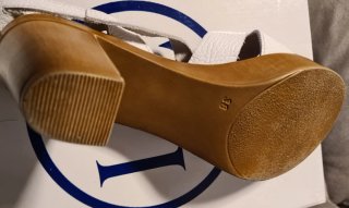Sandalias de piel blancas y marrones