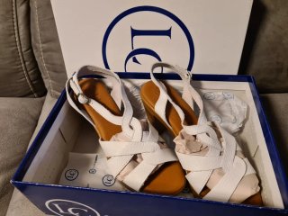 Sandalias de piel blancas y marrones
