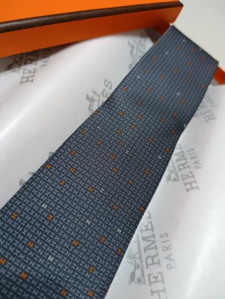 Corbata Hermès azul y naranja