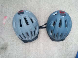 Caschi da bicicletta grigi e blu