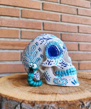 Calavera decorada azul con gusano