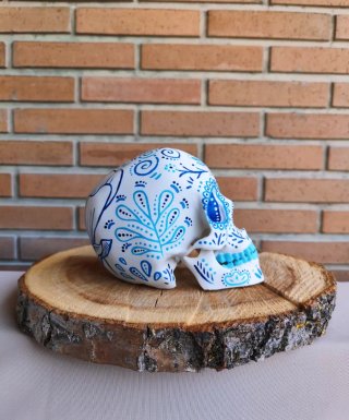 Calavera decorada azul con gusano