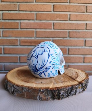 Calavera decorada azul con gusano
