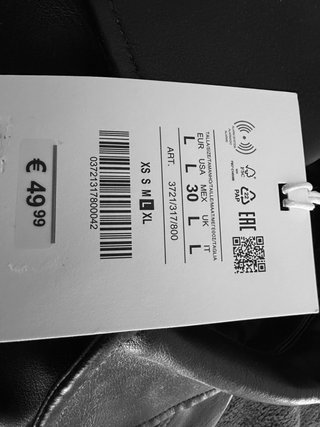 Cazadora efecto piel negra de Pull&Bear