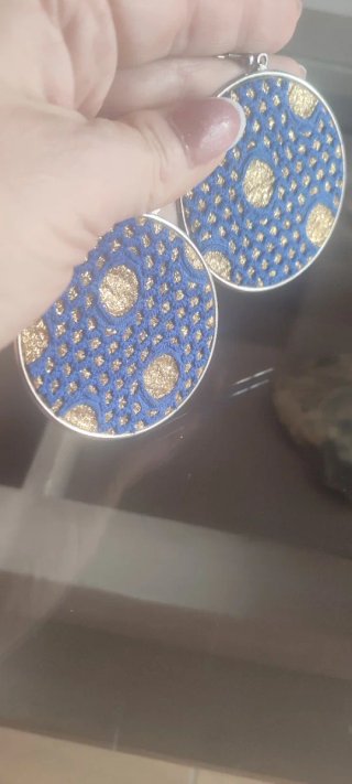 Pendientes azul y dorado con diseño de red