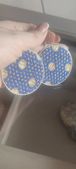 Pendientes azul y dorado con diseño de red