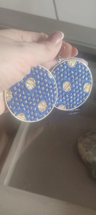 Pendientes azul y dorado con diseño de red