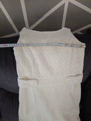Vestido blanco veraniego con botones