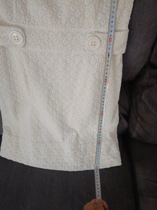 Vestido blanco veraniego con botones