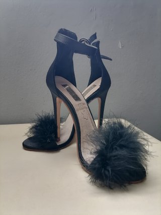 Sandalias de tacón con marabú