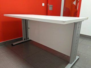 Mesa de oficina blanca y gris
