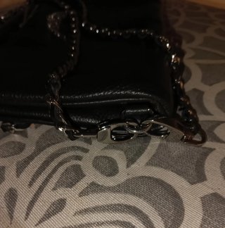 Bolso negro con dos cadenas plateadas