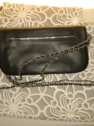 Bolso negro con dos cadenas plateadas