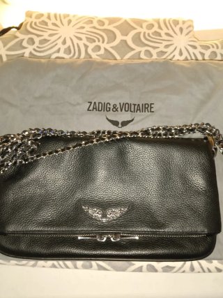 Bolso negro con dos cadenas plateadas