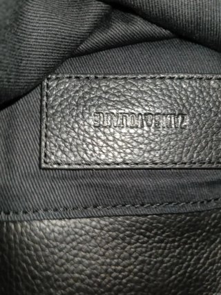 Bolso negro con dos cadenas plateadas