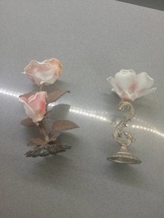 2 Rose in ceramica su stelo argentato