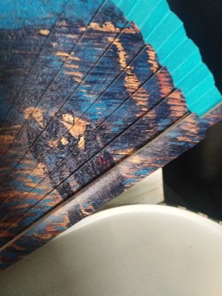 Abanico de madera pintado en tonos  azules