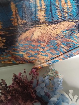 Abanico de madera pintado en tonos  azules