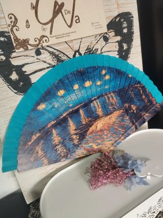 Abanico de madera pintado en tonos  azules