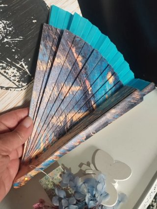 Abanico de madera pintado en tonos  azules