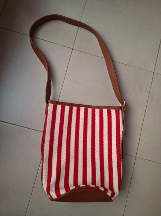 Bolso de rayas rojas y blancas
