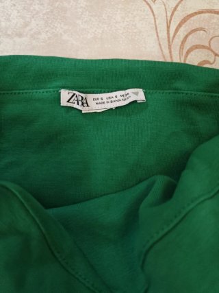 Vestido verde ajustado fruncido