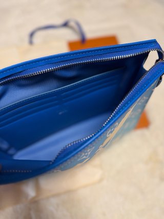 Pochette Louis Vuitton Monogram World Tour
