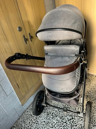 Carrito de bebé gris