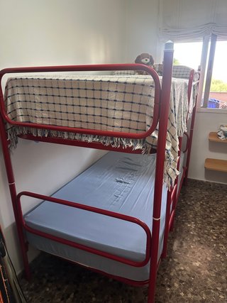Litera metálica roja con colchones