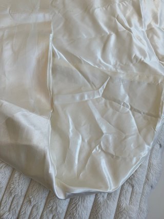 Vestido de novia con cancán y velo de tul