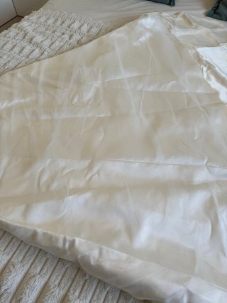 Vestido de novia con cancán y velo de tul