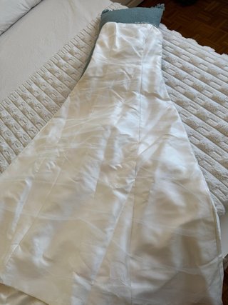 Vestido de novia con cancán y velo de tul