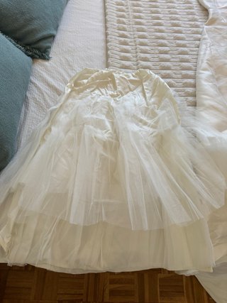Vestido de novia con cancán y velo de tul