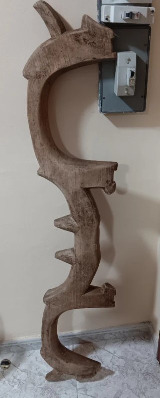 Yugo de madera antiguo tallado