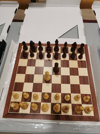 Tablero de ajedrez y piezas de madera