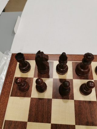 Tablero de ajedrez y piezas de madera