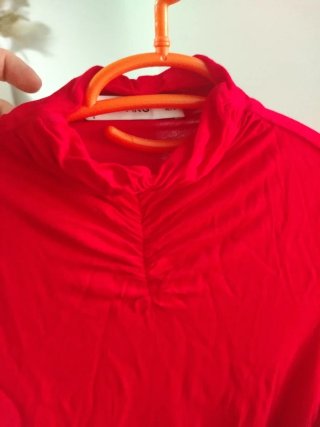 Blusa Mango roja fruncida cuello alto