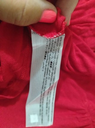 Blusa Mango roja fruncida cuello alto