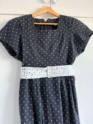 Vestido negro lunares blancos