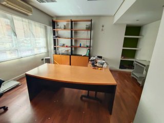 Mesa de oficina, cajonera y estanterías