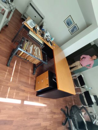 Mesa de oficina, cajonera y estanterías