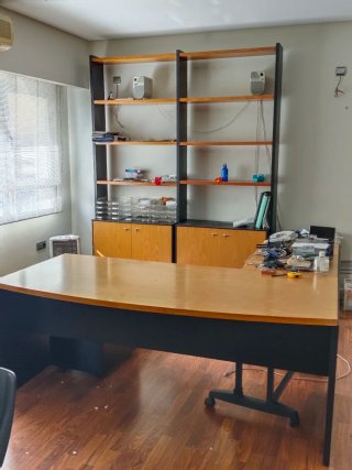 Mesa de oficina, cajonera y estanterías