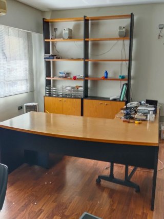 Mesa de oficina, cajonera y estanterías