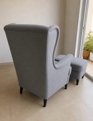 Butaca orejera IKEA con reposapiés gris