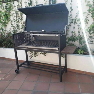 Barbacoa artesanal de metal y madera