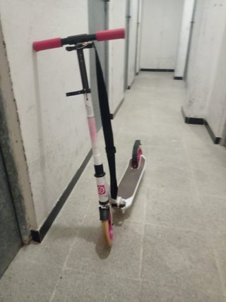 Patinete Decathlon blanco 2 ruedas