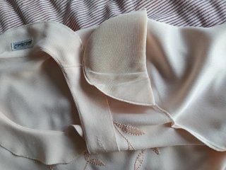 Blusa rosa con bordado floral