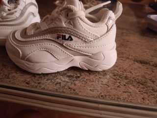 Zapatillas Fila niño  plateadas y blancas