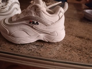Zapatillas Fila niño  plateadas y blancas