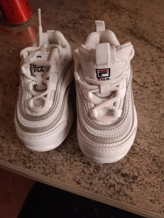 Zapatillas Fila niño  plateadas y blancas